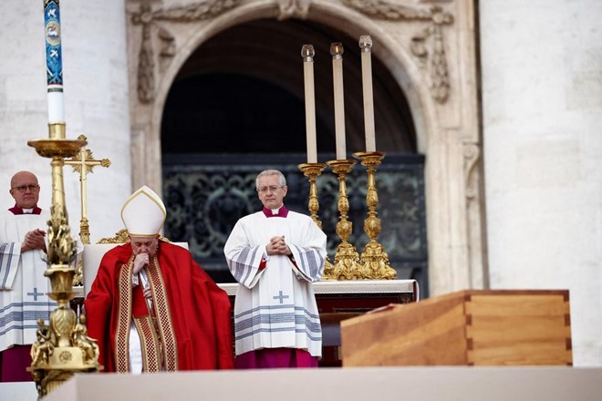 Papa Franjo predsjedao sprovodnom misom za Benedikta XVI.